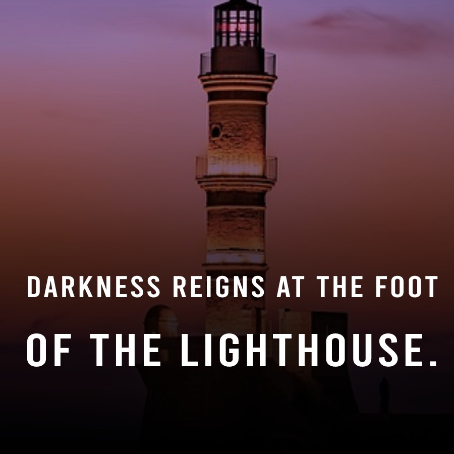 Darkness reigns at the foot of the lighthouse.